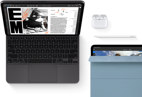 Vooraanzicht van iPad Pro bevestigd aan Magic Keyboard, spacezwart, afgeronde hoeken, zwarte rand rond display, opengeklapt, display met een app om artikelen te bewerken met tekst en een foto van een vrouw die muziek afspeelt, AirPods 4 in een geopende case, blauwe Smart Folio-cover om iPad Pro met Apple Pencil Pro die op het device ligt, cover is deels opengeklapt en laat het display zien