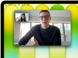 MacBook Neo, kleur Citrus, videogesprek op het scherm, de feature Middelpunt zorgt ervoor dat de gebruiker midden in beeld blijft
