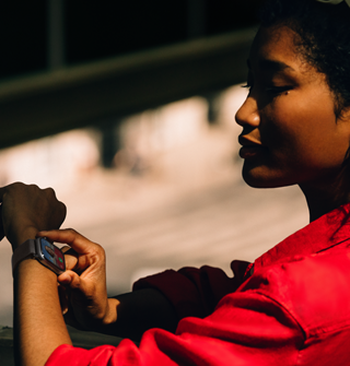 Iemand die een binnenkomend telefoontje beantwoordt met Apple Watch Series 11